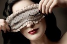 San Valentino 2010: Dita Von Teese firma la mascherina di seta di Moschino