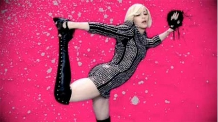Madonna veste Balmain e Louboutin per il video Celebration