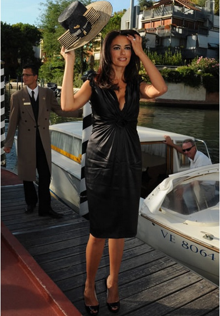 Maria Grazia Cucinotta, madrina del Festival di Venezia 2009 vestita con un abito by Roberto Cavalli