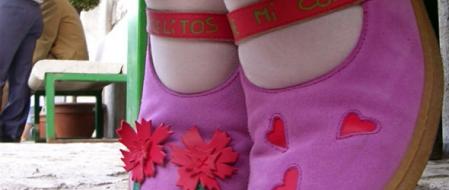 Una scarpa preventiva dei difetti posturali dei bambini
