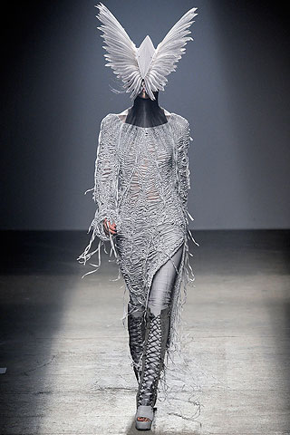 Gareth Pugh, collezione primavera estate 2010 presentata a Paris Fashion Week