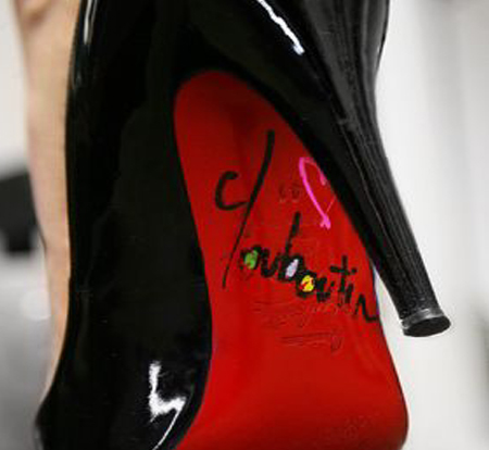 Louboutin fa il ritocchino a Barbie, che ha le caviglie alla Hilary Clinton