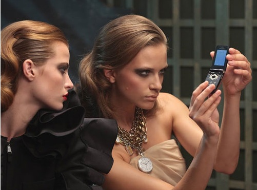 Dolce & Gabbana presenta il telefonino Jalou, campagna stampa e cortometraggio