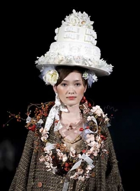 Dolci collezioni di moda a Tokyo, in sfilata questi eccentrici cappelli