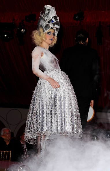 Prada e Vezzoli, costumisti per Lady Gaga al Gala del Moca, foto e video