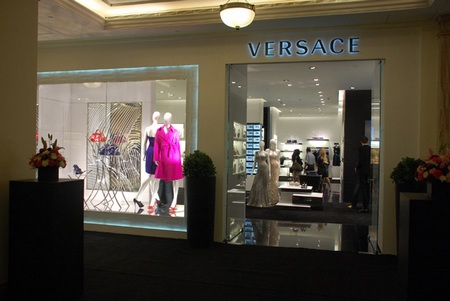 Versace apre il primo flagship a Nuova Delhi