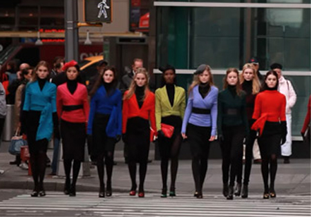 Donna Karan sfilata-video Cozy Sweater e New York si paralizza 