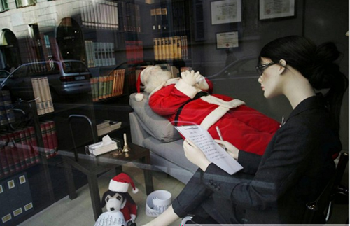 Moschino Milano Boutique, Babbo Natale in vetrina come da Freud