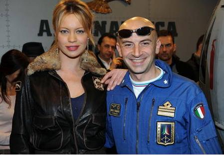 Aereonautica Militare al Pitti 77: Anna Falchi, le Frecce Tricolori e....