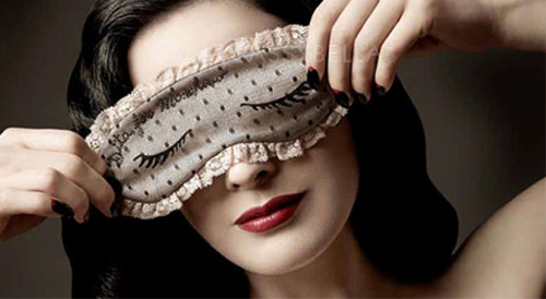 San Valentino 2010: Dita Von Teese firma la mascherina di seta di Moschino