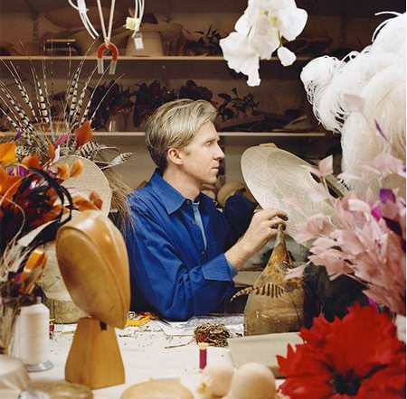 Philip Treacy, in diretta su Live studio di ShowStudio, la creazione di un cappello