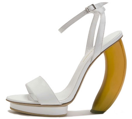 Sergio Zambon crea le scarpe con il tacco a banana