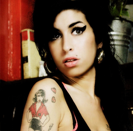 Amy Winehouse stilista per la Fred Perry, ad ottobre sarà in vendita la sua collezione