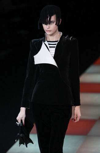 Giorgio Armani, collezione autunno inverno 2010 2011 presentata a Milano Moda Donna