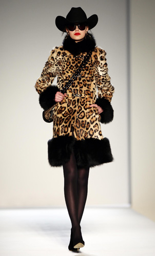 Moschino, collezione autunno inverno 2010 2011 presentata a Milano Moda Donna