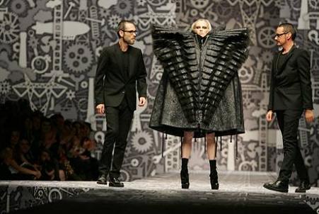 Viktor & Rolf, modella-matrioska a Paris Fashion Week 2010