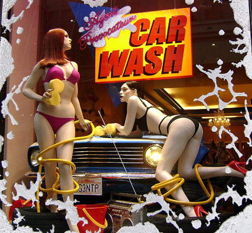 Agent Provocateur e il Car Wash Bondage in vetrina 