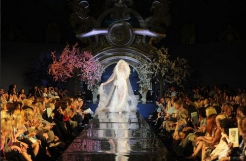 Jean Paul Gaultier, sfilata di Haute Couture in stazione a Mosca