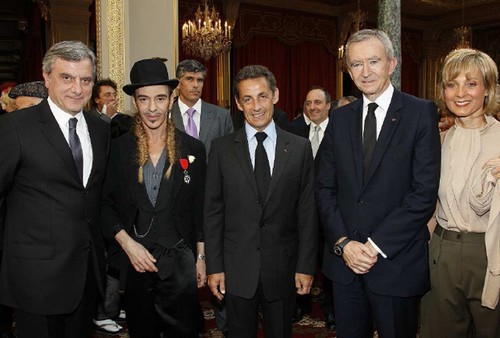 John Galliano ha ricevuto la Légion d’Honneur lo scorso 23 giugno