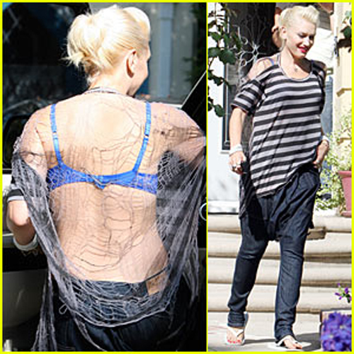 Gwen Stefany con la maglietta a ragnatela