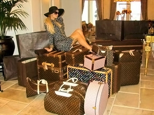 Paris Hilton viaggia "leggera" e griffata Louis Vuitton 