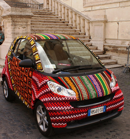 Una Smart all'uncinetto. Missoni?