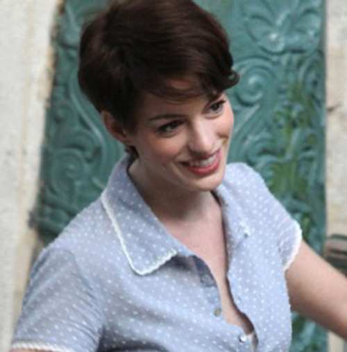 Anne Hathaway ci da un taglio