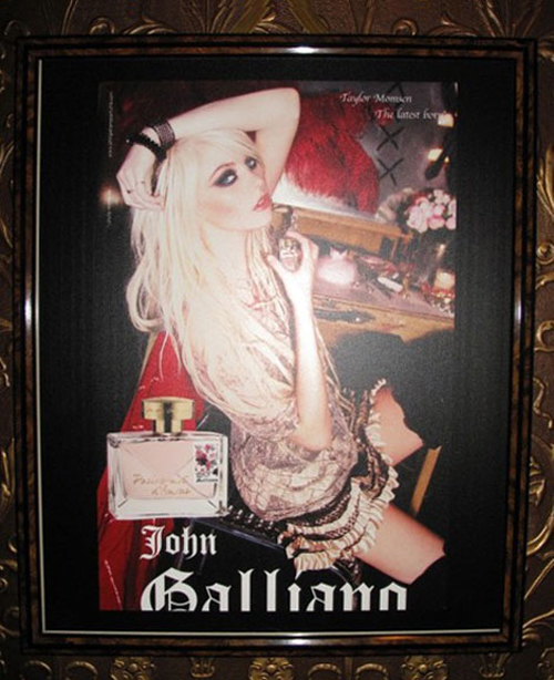 Taylor Momsen per il nuovo profumo di John Galliano “Parlez-Moi D’Amour” 