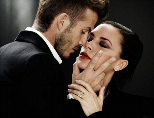 David e Victoria Beckham sexy in ascensore per il loro profumo Intimately Yours