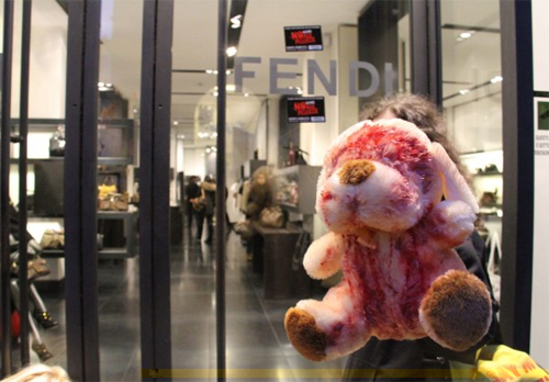 Serrate le vie dello shopping a Firenze per il corteo anti pellicce 