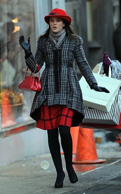 Gossip Girl: Leighton Meester sul set con un cappotto di Alexander McQueen