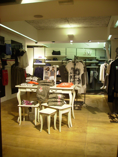 Nuovo look estate 2011 per il Datch Store di Milano Marittima 