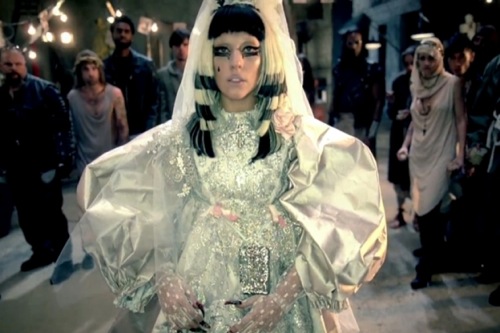 Lady Gaga: tutti gli outfits del nuovo video Judas