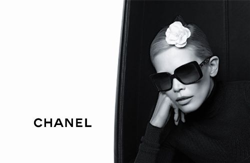 Claudia Schiffer fotografata da Karl Lagarfield per la collezione a/i Chanel occhiali
