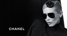 Claudia Schiffer fotografata da Karl Lagerfeld per la collezione a/i Chanel 2011 occhiali