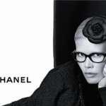 Claudia Schiffer fotografata da Karl Lagerfeld per la collezione a/i Chanel 2011 occhiali