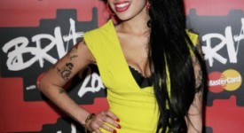 addio a amy winehouse la cantante inglese che ha fatto scandalo anche con i suoi look