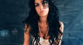 addio a amy winehouse la cantante inglese che ha fatto scandalo anche con i suoi look