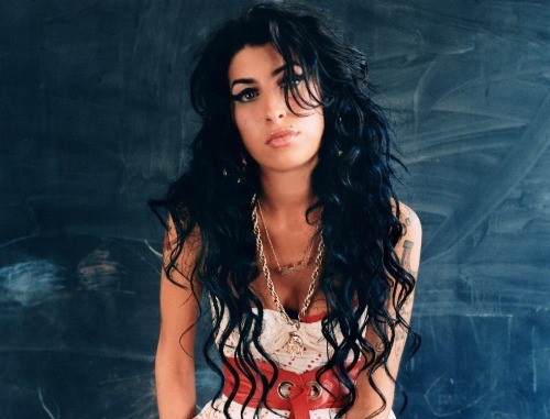 addio a amy winehouse la cantante inglese che ha fatto scandalo anche con i suoi look