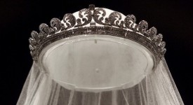 l'abito da sposa e gli accessori di Kate Middleton in mostra a Buckingham Palace
