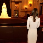 l'abito da sposa e gli accessori di Kate Middleton in mostra a Buckingham Palace