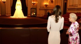 l'abito da sposa e gli accessori di Kate Middleton in mostra a Buckingham Palace