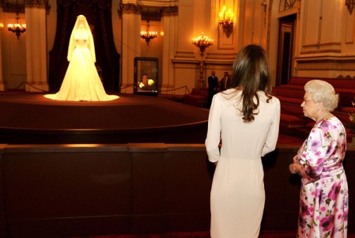 l'abito da sposa e gli accessori di Kate Middleton in mostra a Buckingham Palace