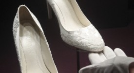 l'abito da sposa e gli accessori di Kate Middleton in mostra a Buckingham Palace