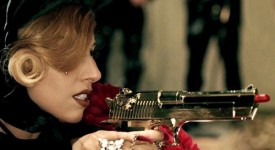 Lady-Gaga-pistola rossetto Judas