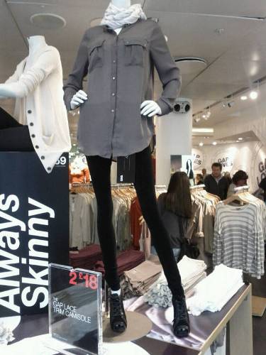 I manichini skinny nelle vetrine di Gap a Londra