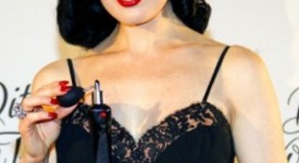 presentazione profumo Femme Fatale Dita Von Teese