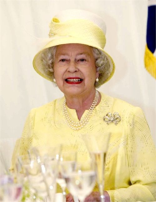 I Cappelli della Regina Elisabetta diventano italiani