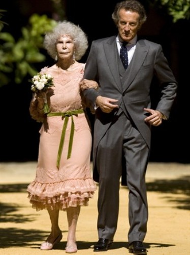 A 85 anni la Duchessa d'Alba si sposa e sceglie un abito Victorio&Lucchino