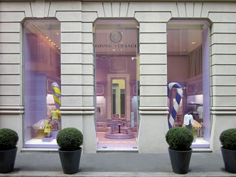 Versace Young lancia la sua linea bimbo e inaugura a Milano il suo primo store